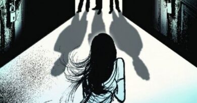 কলকাতা ল কলেজ ধর্ষণ মামলা ২০২৫ – একা বসে থাকা মেয়ের প্রতীকী ছবি