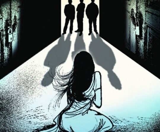 কলকাতা ল কলেজ ধর্ষণ মামলা ২০২৫ – একা বসে থাকা মেয়ের প্রতীকী ছবি