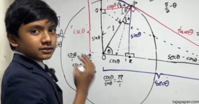 একজন অল্পবয়সী বালক সুবর্ণ ইসাক বারি, বই হাতে দাঁড়িয়ে আছেন, যিনি ১২ বছর বয়সেই অধ্যাপক হয়েছেন।